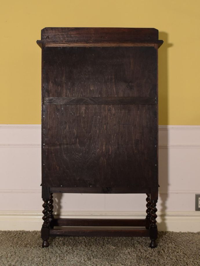 キャビネットの後ろ姿