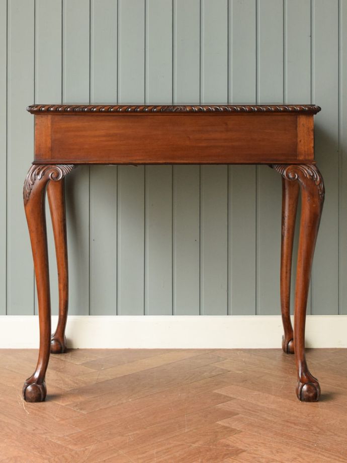 アンティークデスクの後ろ姿