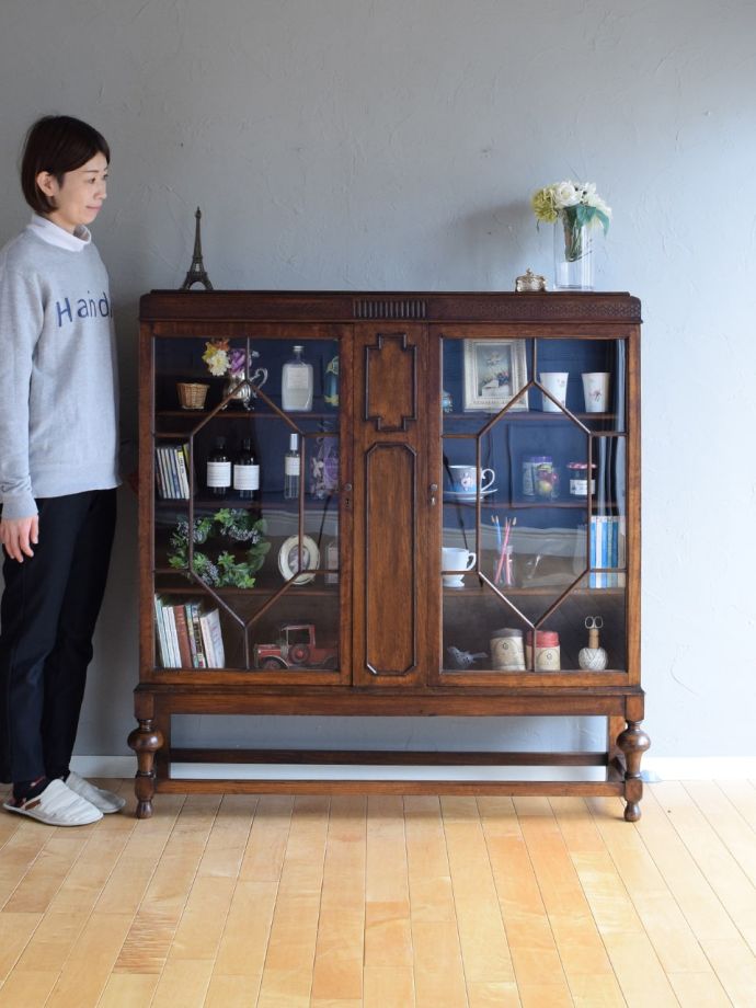 英国アンティークのガラスキャビネット