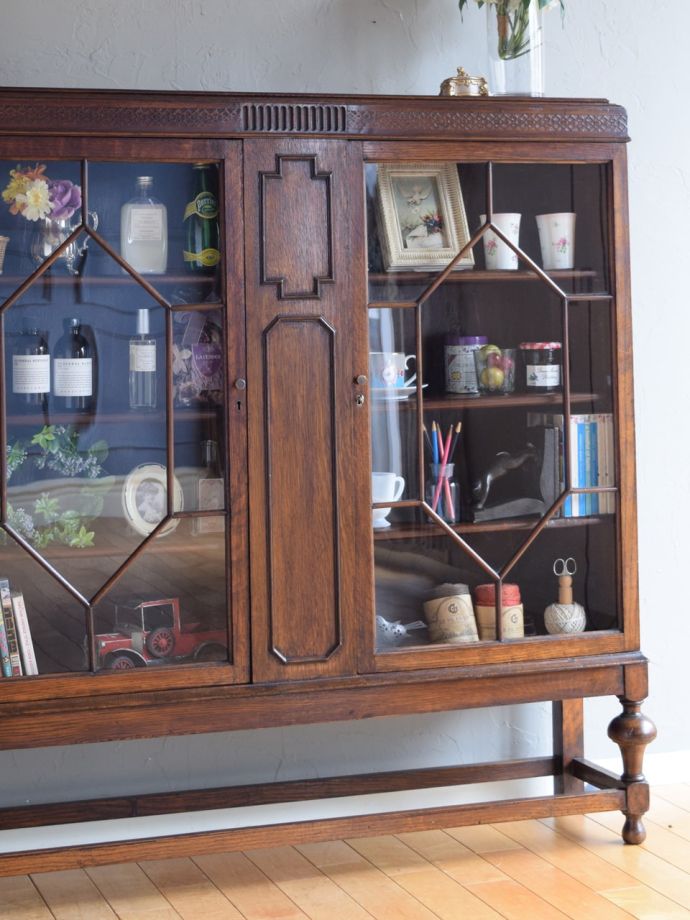 ガラス扉のおしゃれなキャビネット