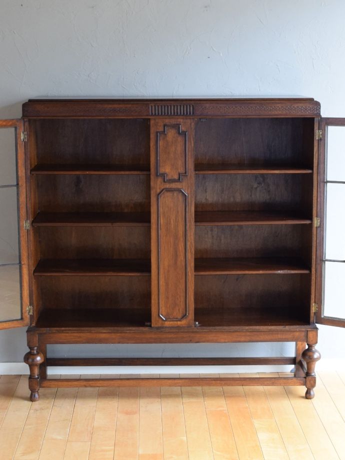 ガラスキャビネットの扉の中