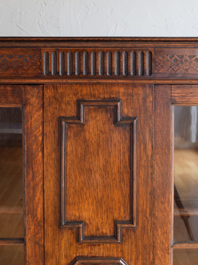 ガラスキャビネットの装飾