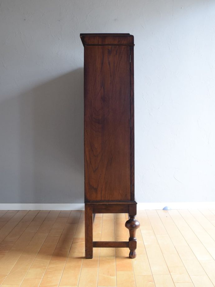 ガラスキャビネットの側面