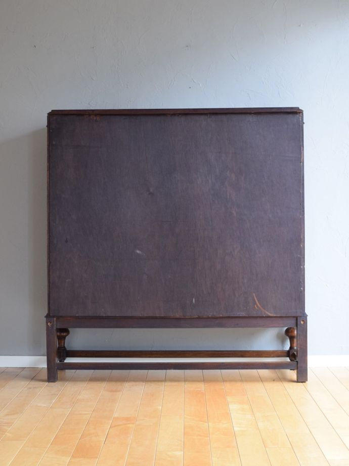 ガラスキャビネットの後ろ姿