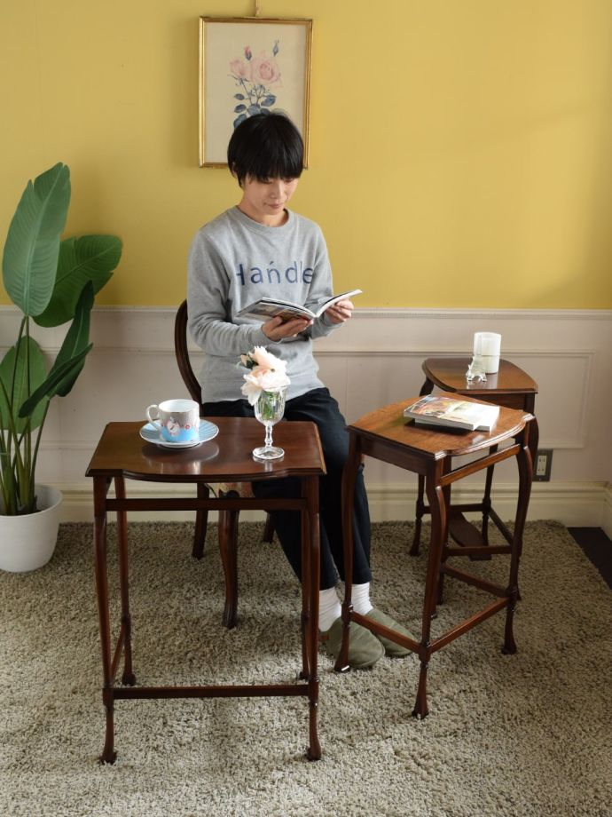 アンティークのネストテーブル