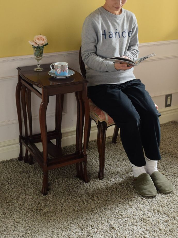 英国スタイルのアンティークテーブル