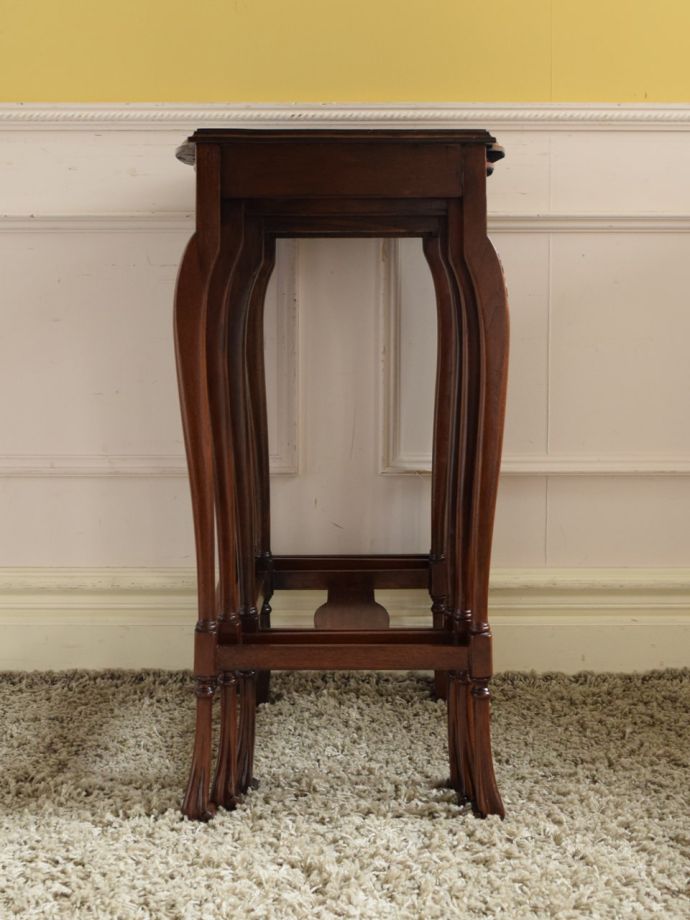 ネストテーブルの横顔