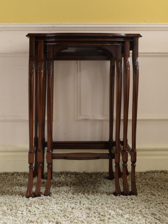 アンティークのネストテーブル