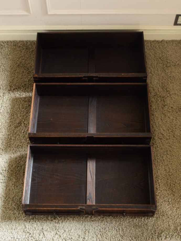 アンティークチェストの引き出しの中