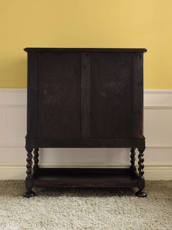 アンティークチェストの後ろ姿