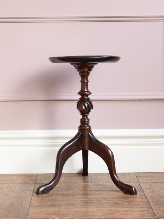 アンティークコーヒーテーブルの側面