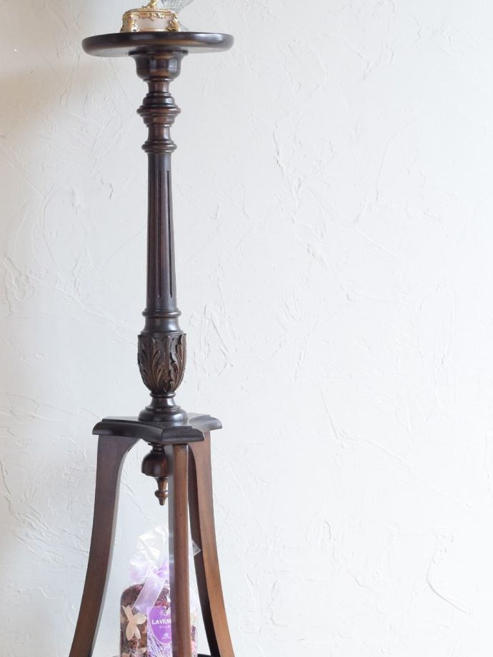 英国のアンティーク家具らしいデザイン