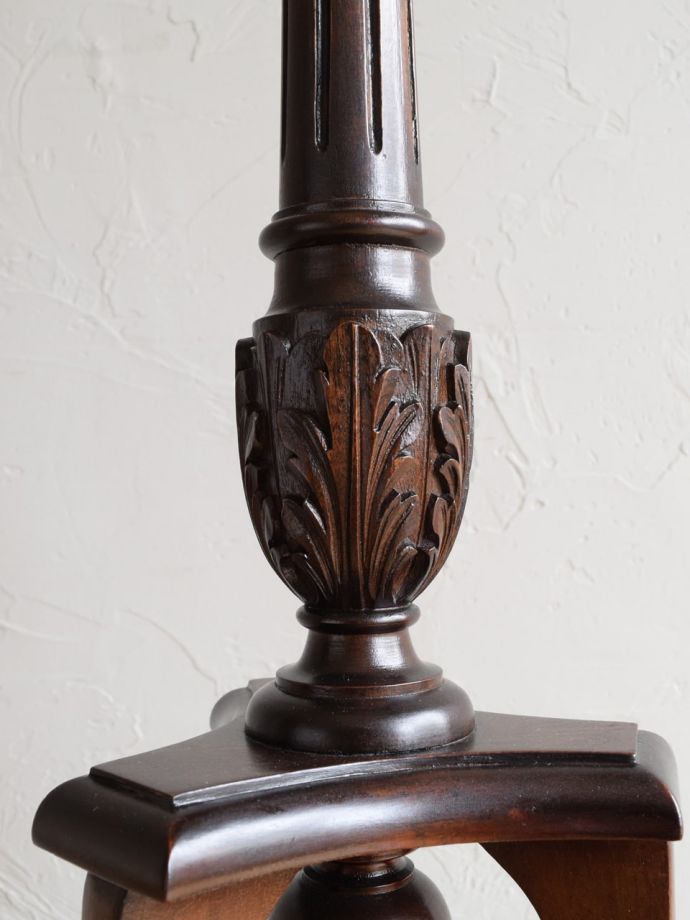 英国アンティーク家具らしい装飾