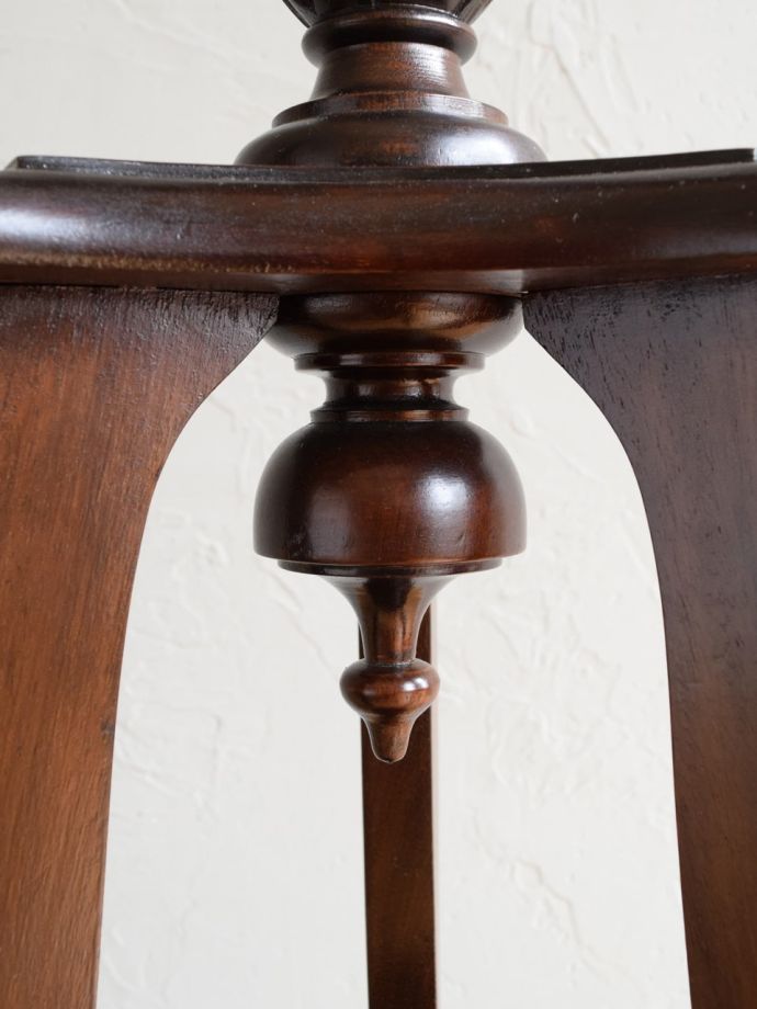 英国アンティーク家具らしい彫