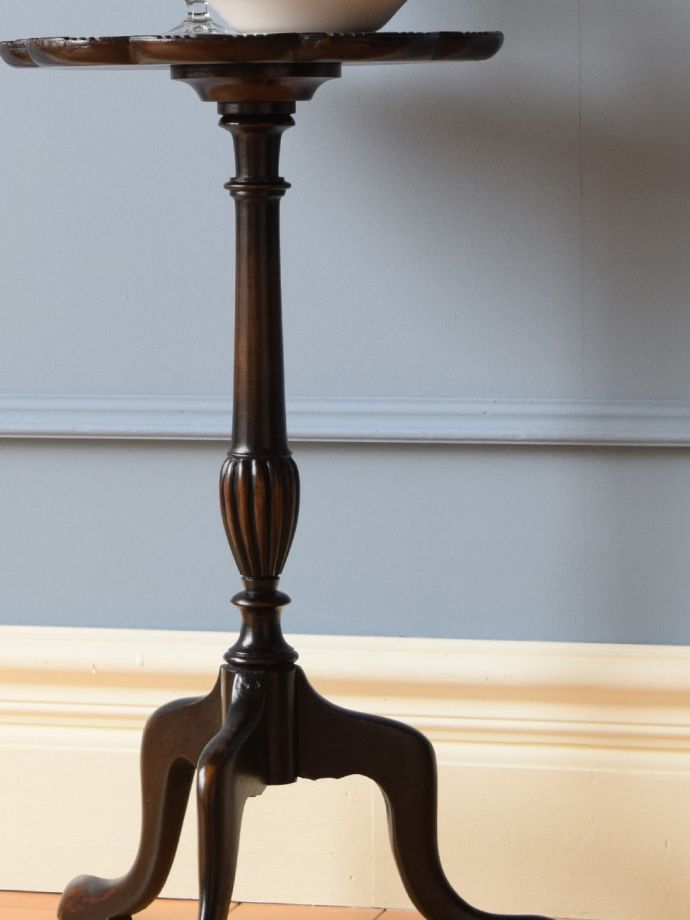 英国スタイルのアンティークテーブル