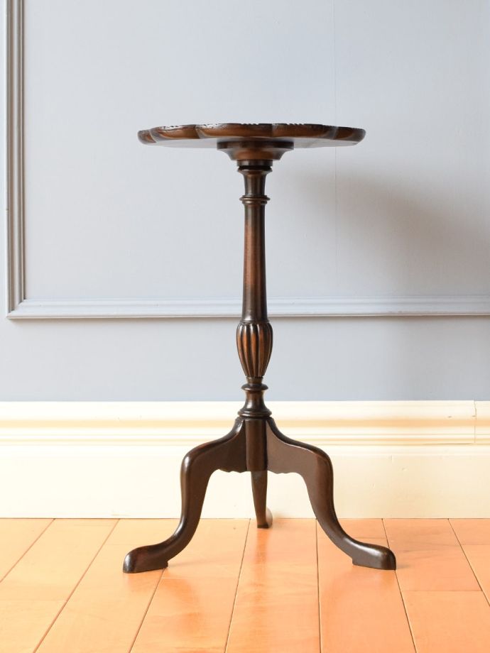 アンティークコーヒーテーブルの側面