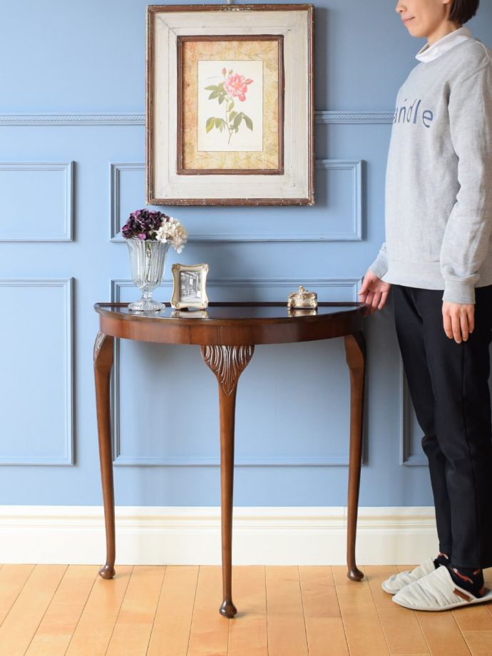 アンティークのコンソールテーブル