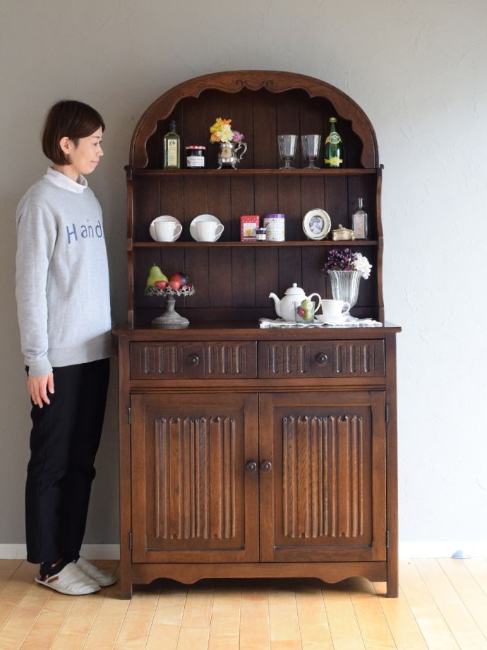 アンティークのキャビネット、アーチ型がお洒落なオープンシェルフ