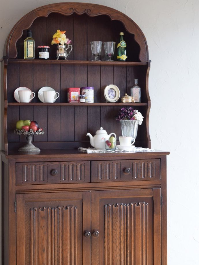 アンティーク家具らしさが漂うオープンシェルフ