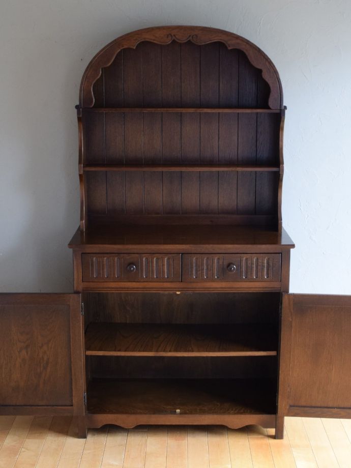 アンティークのキャビネット、アーチ型がお洒落なオープンシェルフ