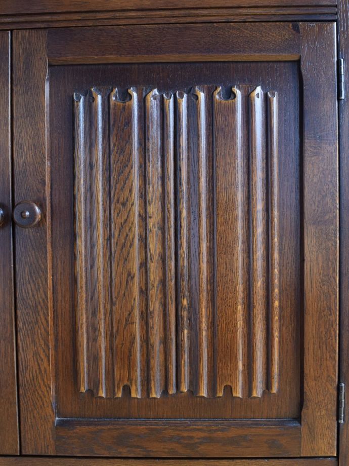 英国アンティーク家具らしい装飾