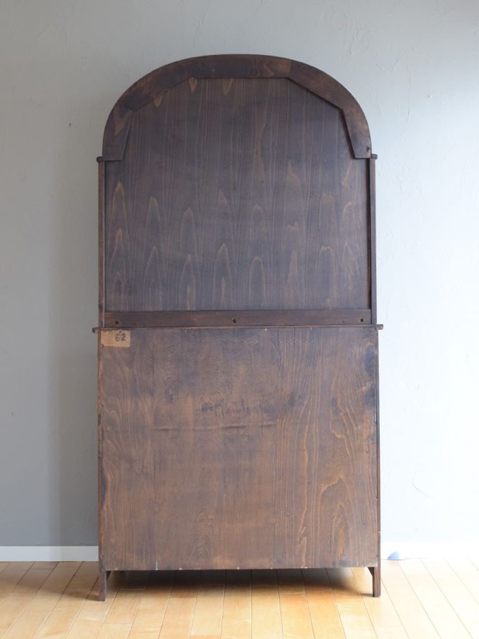 キャビネットの後ろ姿