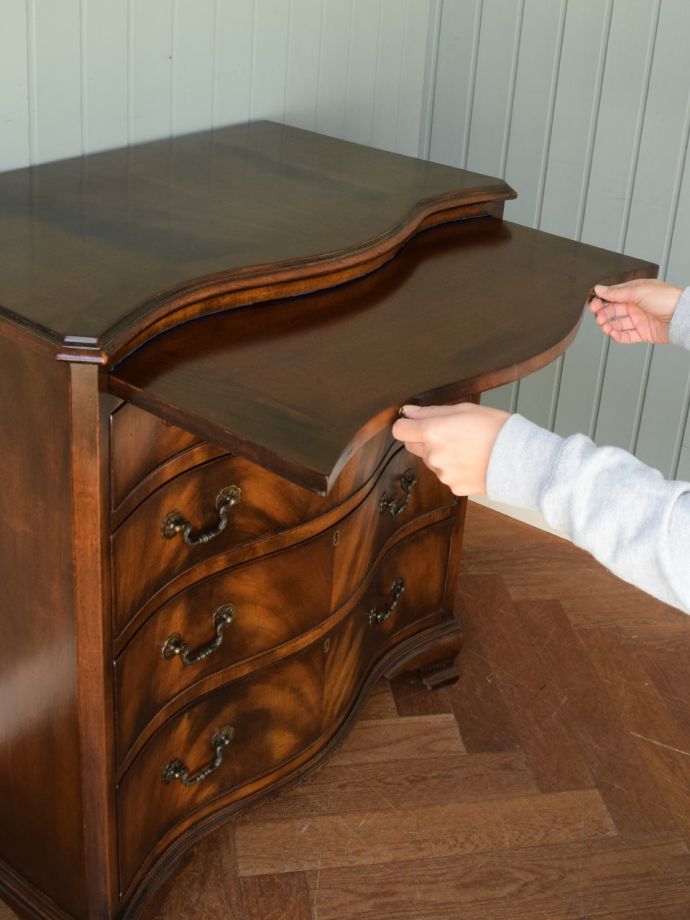 スライディングトレイ付きのチェスト