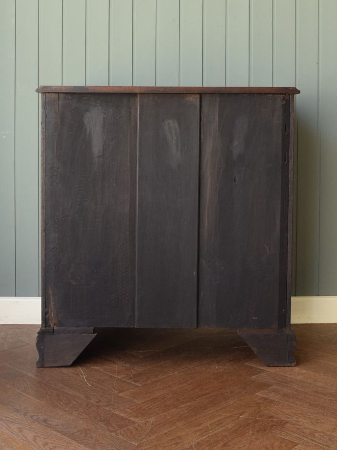 アンティークチェストの後ろ姿