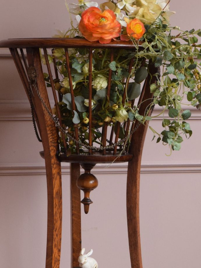 英国のアンティーク家具らしいデザイン