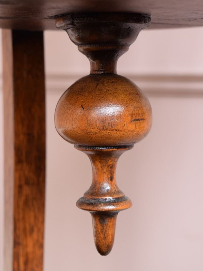 英国アンティーク家具らしい装飾