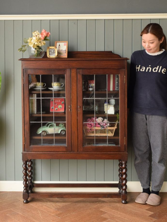 英国アンティークのキャビネット