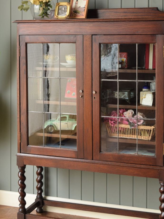 ガラス扉のおしゃれなキャビネット