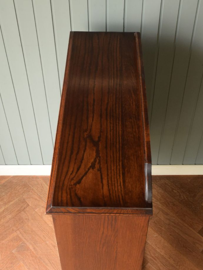 キャビネットの天板