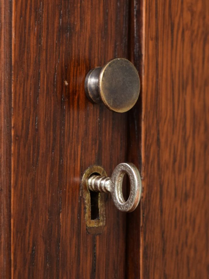 アンティーク家具の取っ手と鍵