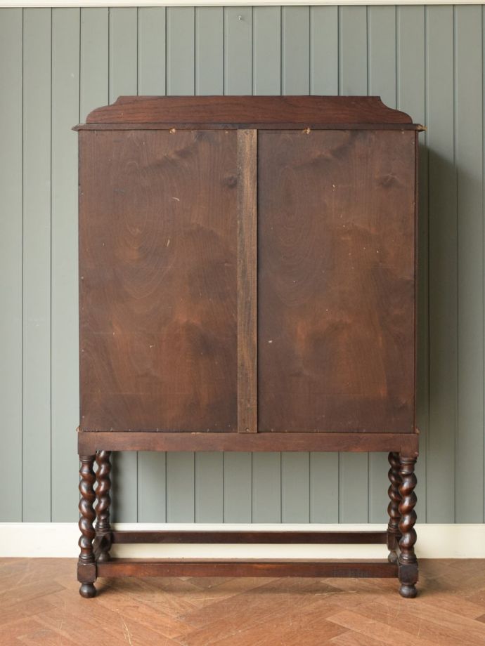 キャビネットの後ろ姿