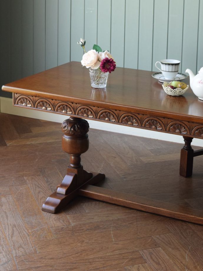 英国のアンティーク家具らしいデザイン