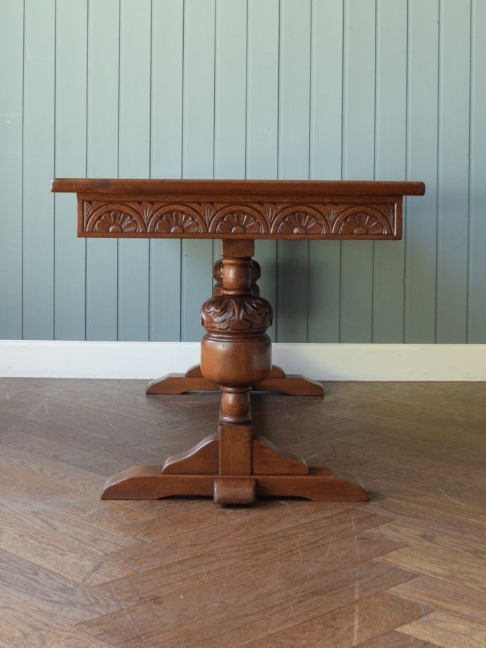 アンティークテーブルの横顔