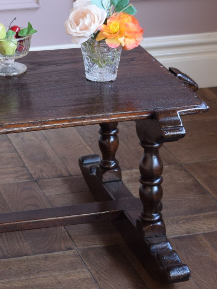 英国のアンティーク家具らしいデザイン