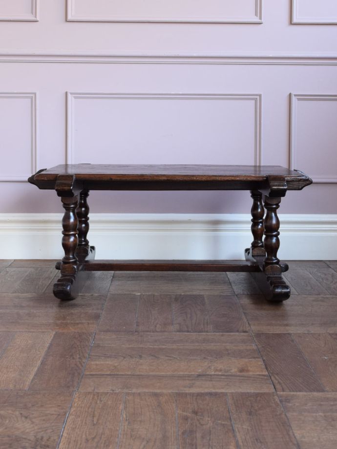 コーヒーテーブルの後ろ姿