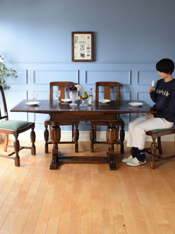 アンティークの伸長式ダイニングテーブル