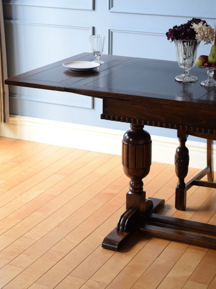 伸長式のおしゃれなアンティークテーブル