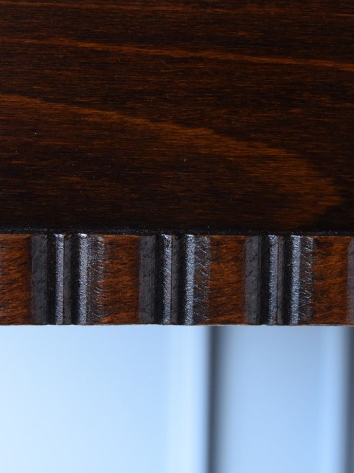 アンティークテーブルの彫