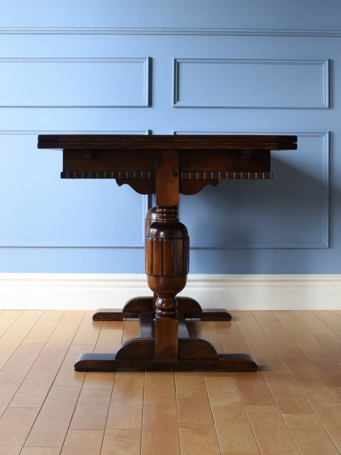 ドローリーフテーブルの横顔