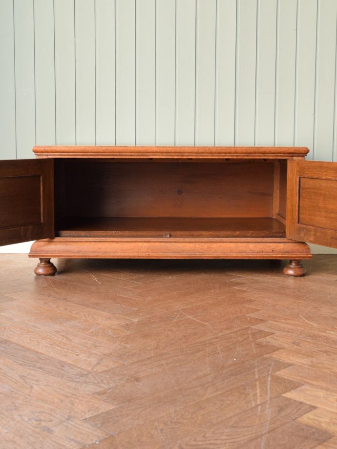 サイドボードの扉の中