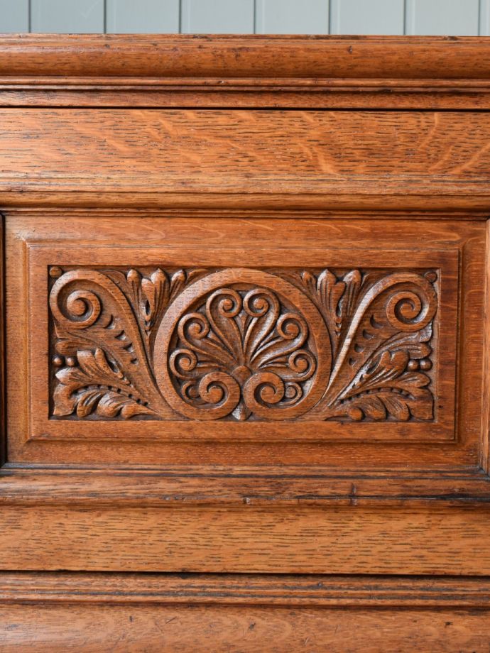 英国アンティーク家具らしい装飾