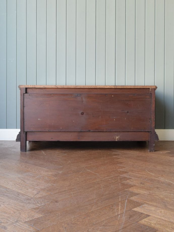 サイドボードの後ろ姿