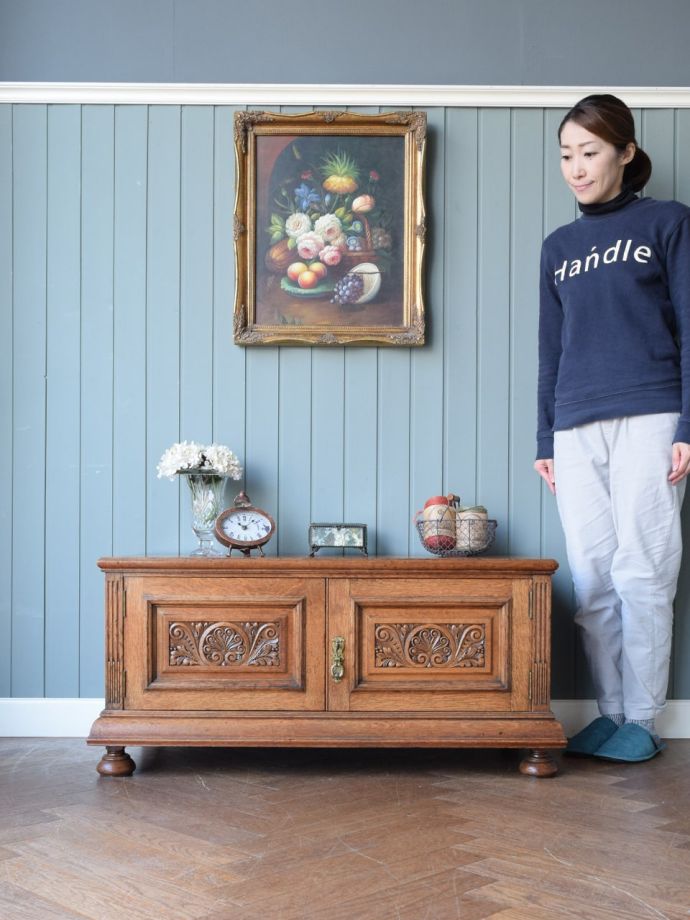 英国アンティークのサイドボード