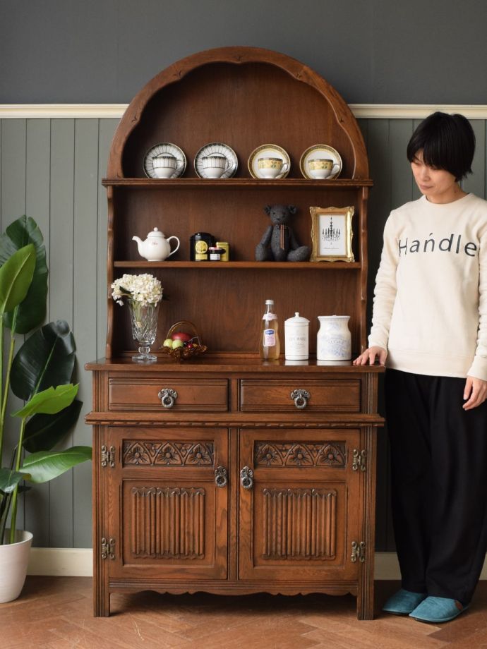 アンティークのオープンシェルフキャビネット