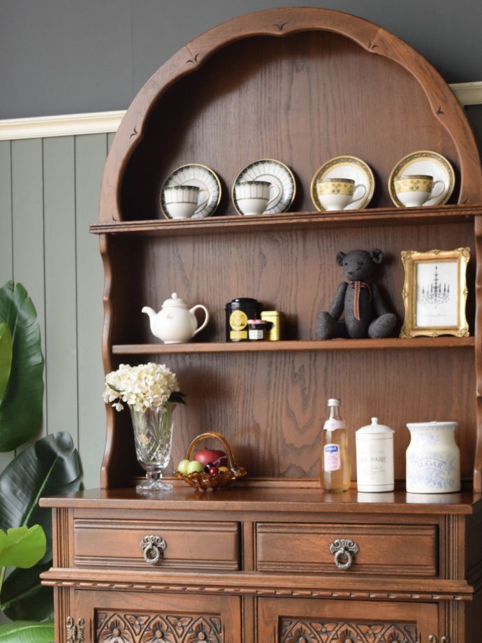 アンティーク家具らしさが漂うオープンシェルフ