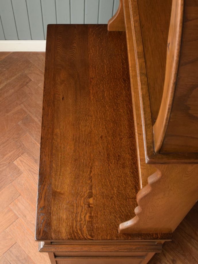 アンティークのオープンシェルフの天板